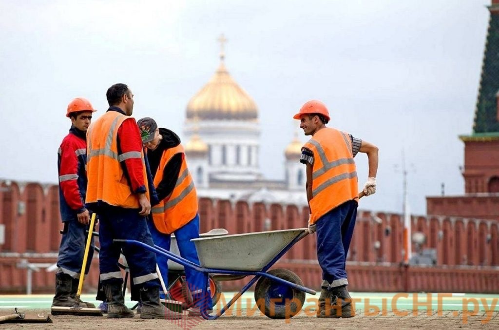 курс рубля падает, трудовые мигранты толпами бегут из России