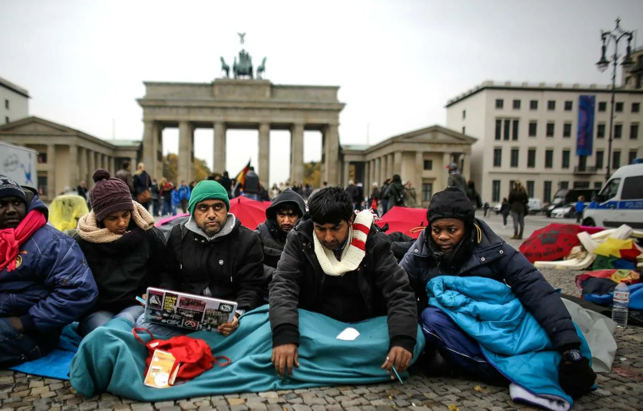 Эмигранты в Германии. Мигранты в Европе. Мигранты в Германии. Арабы в Германии. Эмигранты из европы в россию